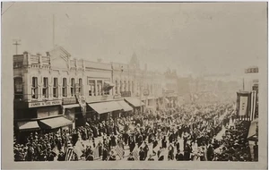 RPPC Oshkosh Wisconsin Postal LIBERTY CREDIT PARADE 1918 - Imagen 1 de 2