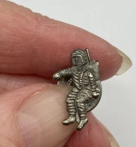 BONITO PINBACK ASTRONAUTA PLATEADO VINTAGE PEQUEÑO - Imagen 1 de 2