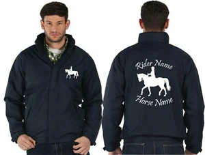PERSONALISIERTE JACKE WASSERDICHT REGENMANTEL REITSPORT REITER UNISEX GESCHENK TOP - Bild 1 von 9