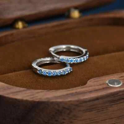 Pendientes de aro Huggie de aguamarina de corte redondo de 2 quilates enchapados en oro blanco de 14 quilates Foto 1 de 4