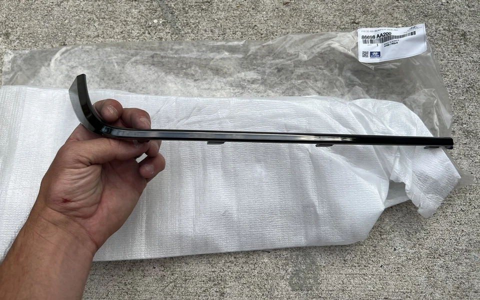 NOVO para-choque traseiro OEM moldura lateral de passageiros 2021-2013 Hyundai Elantra CROMO ESCURO - Imagem 1 de 4