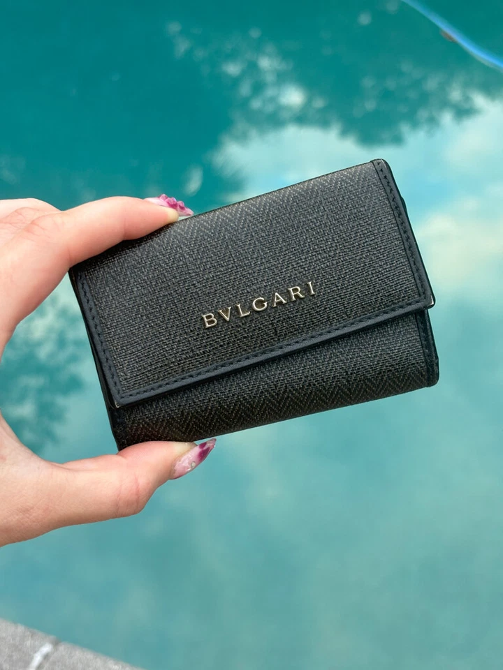 Porta-chaves/cartões Bvlgari preto/cinza revestido de lona e couro (DEFEITO) - Imagem 1 de 4