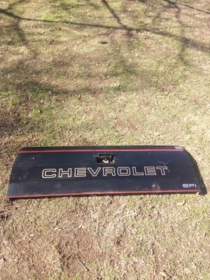 88-98 Chevy/GMC Truck GMT400 Fleetside Tail Gate (Black red stripes) - Imagem 1 de 4