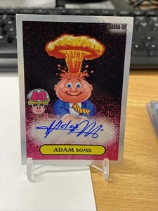 2025 Topps Garbage Pail Kids 40th Adam Bomb Artist Niclas Mortensen Auto GARBA30 - Bild 1 von 4