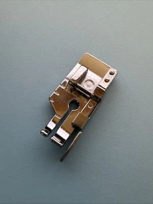 Pie de retazos acolchado de 1/4" con guía a presión máquina de coser parte # XC6800251 Foto 1 de 3