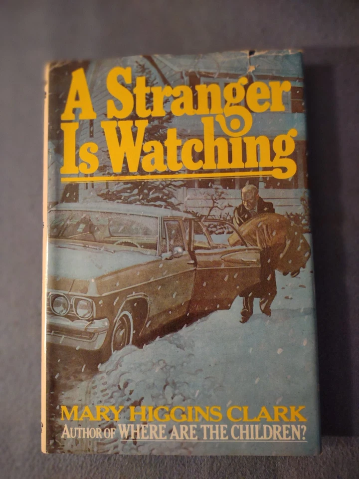Mary Higgins Clark A STRANGER IS WATCHING Book Club Edition Terrifying Murders - Imagem 1 de 1