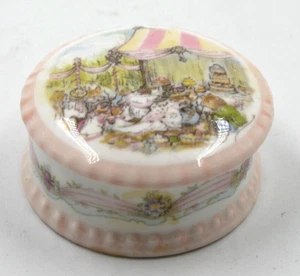 RARE ROYAL DOULTON BRAMBLY HEDGE MINIATURE TRINKET POT BOX WEDDING 1st QUALITY - Picture 1 of 2