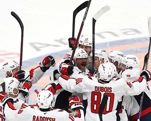 Alex Ovechkin Passes Gretzkys Goal Record 895 Washington Capitals 8x10 NHL Photo - Picture 1 of 1