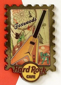 2013 HARD ROCK CAFE FOXWOODS BRIEFMARKE CITY SERIE INDIANER TRAUMFÄNGER ANSTECKNADEL - Bild 1 von 1