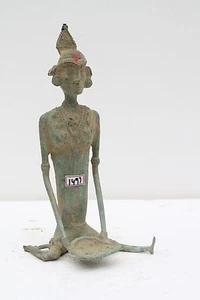 Statuetta seduta donna bastar popolare tribale vecchio ottone statua ricca patina NH1497 - Foto 1 di 12