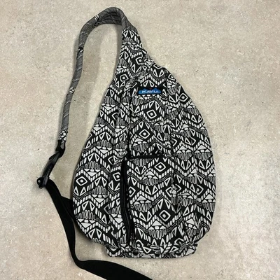 Mochila de lona Kavu Sling Bag negra blanca con patrón geométrico azteca Foto 1 de 4