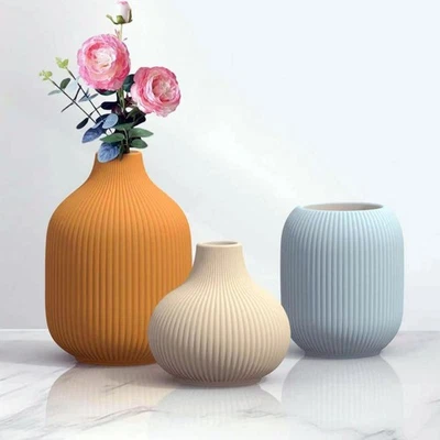 Juego de 3 jarrones vibrantes de cerámica en azul, amarillo y blanco - Costilla minimalista moderna Foto 1 de 4