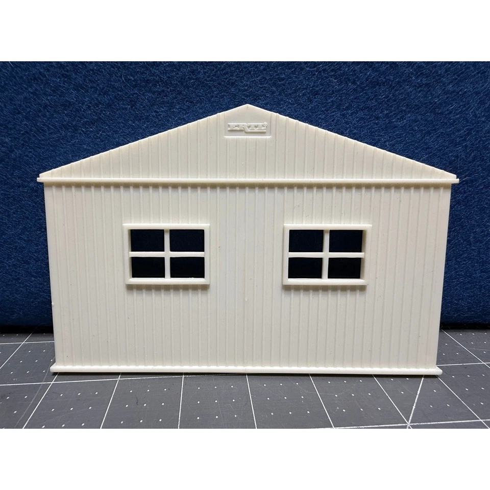1/64 Ertl Farm Country White Building End - Image 1 of 4