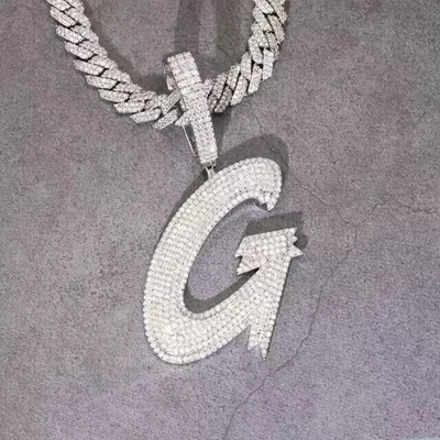 Pingente de carta personalizado corte redondo real moissanita 3,40 quilates folheado a ouro branco 14K - Imagem 1 de 4