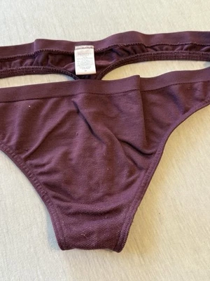 Calcinha Tanga Victoria’s Secret Body by Victoria Roxa Tamanho Médio - Imagem 1 de 4