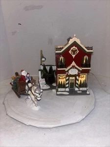 DEPT 56 Snow Village Silver Bells Christmas Shop Geschenkset Santa Schlittenfahrt LESEN - Bild 1 von 7