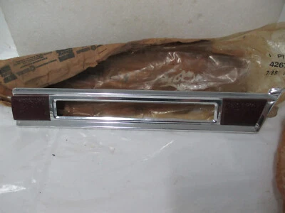 Mopar NOS 82 Dodge 400 Chry LeBaron 2 puertas LH FRT FNDR MLDG con RedVinylInsrt 4267837 Foto 1 de 4