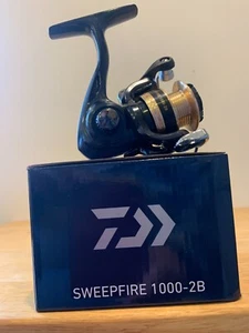 CARRETE GIRATORIO DAIWA SWEEPFIRE SWF-1000 2B - Imagen 1 de 4