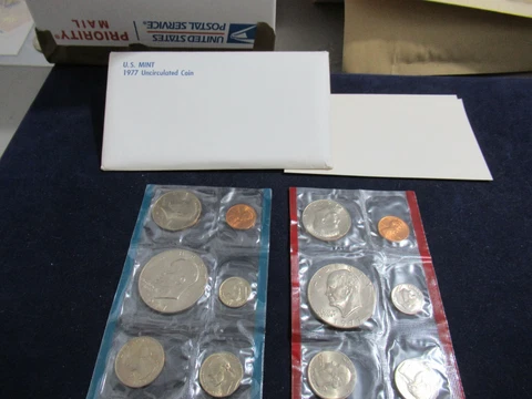 1977 U.S. Mint Set Uncirculated Original Mint Packaging Incl. 2 Eisenhower Coins Cover