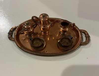 Juego de café miniatura vintage de cobre con bandeja, cafetera, crema, azúcar, 2 tazas de té Foto 1 de 4