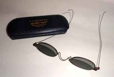 Gafas de sol verdes antiguas ~ marcos ovalados con borde de alambre dorado ~ con estuche York Pa Foto 1 de 4