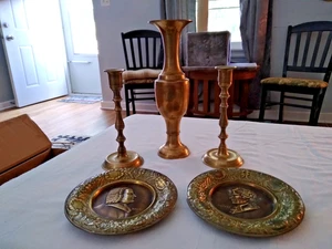 Vintage VASO IN OTTONE, 2 CANDELABRI E 2 PIATTI (MOZART & BACH) - Foto 1 di 10