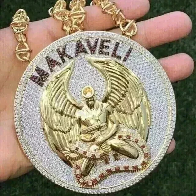Colgante personalizado MAKAVELI de moissanita de corte redondo de 6 quilates enchapado en oro amarillo de 14 quilates para hombre Foto 1 de 4