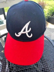 Atlanta Braves Mütze Kappe blau mit weißer Schrift ein roter Schirm Hakenschlaufe gebraucht, in einwandfreiem Zustand - Bild 1 von 11