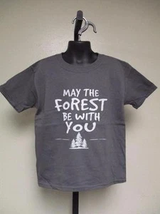 NEU lustige Grafik "Möge der Wald mit dir sein" JUGEND Größen XS-XL (7-10/12) Shirt - Bild 1 von 6