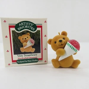 Hallmark Keepsake Ornamento "Muy Fresa" Artistas Favoritos - Imagen 1 de 3