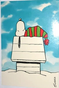 VINTAGE, HALLMARK PEANUTS SNOOPY WEIHNACHTSKARTE, "SNOOP Snuggle Atop Doghouse", Neu - Bild 1 von 4