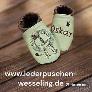 Lederpuschen Krabbelschuhe Babyschuhe mit Namen Löwe Krone Pistazie/D.Braun - Bild 1 von 1