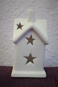 Weihnachtsdeko, Weißes Keramik Haus mit Sternen - Bild 1 von 5