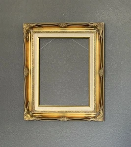 Marco ornamentado de madera dorada vintage para 12”x16” hecho en Taiwán - Imagen 1 de 11