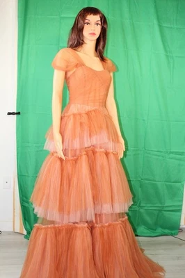 Сделанное на заказ гламурное платье, многоуровневое с шелком и тюлем - Изображение 1 из 4