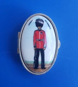 Caja de baratijas de píldoras en tono dorado vintage con London Guardsman - Imagen 1 de 6