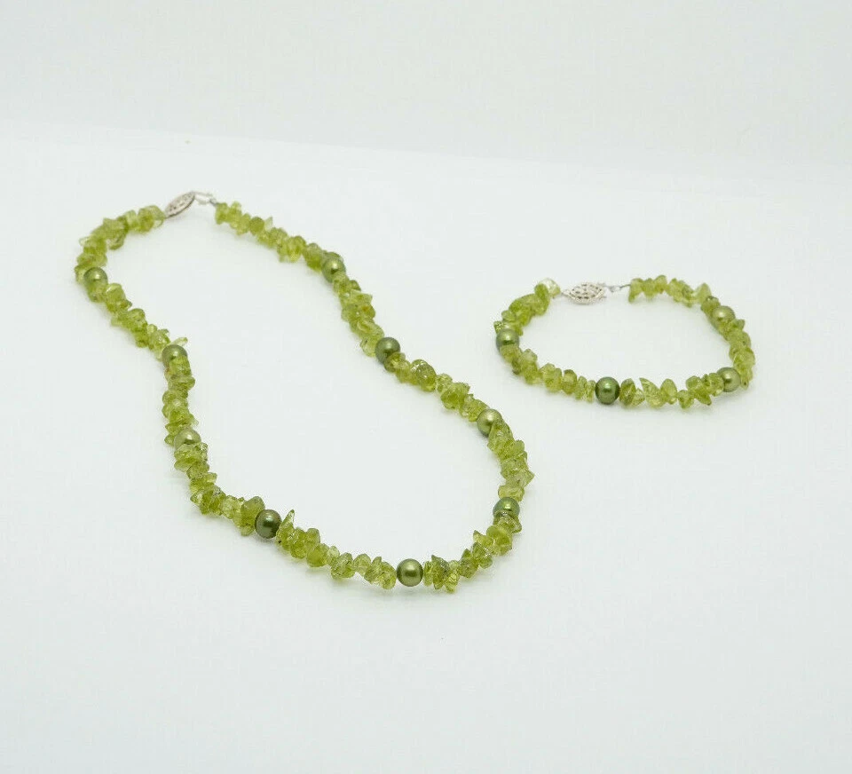 Conjunto de collar y pulsera de perlas de agua dulce teñidas con gemas caídas de peridoto Foto 1 de 4