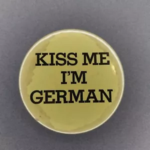 Botón Pinback Kiss Me I'm German 2 1/2" - Imagen 1 de 2