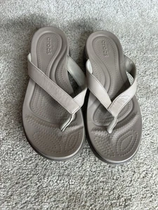 Crocs  Capri V  Walking  Flip Flops Beige Women Sz 8 Comfortable  Beach Sandals - Picture 1 of 5