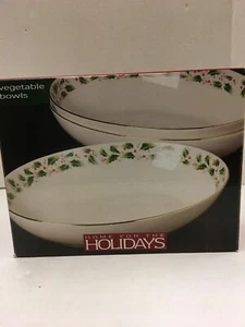 HOME FOR THE HOLIDAYS OVAL VEGETABLE BOWL HOLLY & GOLD TRIM A-402 - Picture 1 of 6
