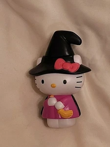 2019 McDonalds Happy Meal Spielzeug Sanrio Hello Kitty # 4 Hexe Spielfigur Halloween - Bild 1 von 2