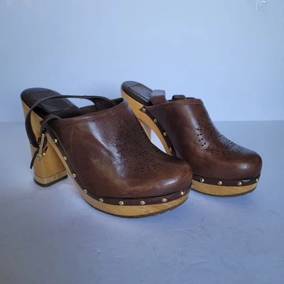 Zuecos de madera Tory Burch Brayden de cuero perforado con logotipo con tira trasera. Talla 7,5M Foto 1 de 4