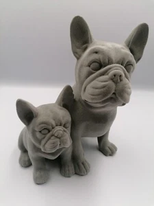 Hund Hunde Figur Französische Bulldoge mit Welpe Grauer Samteffekt Geschenk Deko - Bild 1 von 6