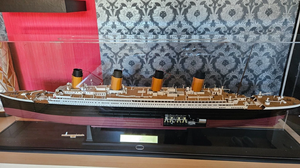 Hachette Titanic 1:200 gebaut incl. Vitrine, B 145 cm  T 25 cm  H 48 cm  - Bild 1 von 4