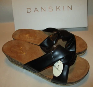 Neu mit Etikett Danskin Faith bequeme Damen-Sandalen 10 schwarz gekreuzt 1 3/4" Keilabsatz Pantoletten - Bild 1 von 9