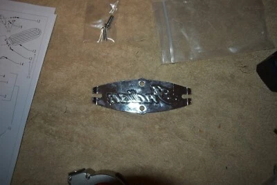 Indian Motorcycle Passenger/Sissybar "Indian" Script Respaldo Almohadilla Abrazadera para Almohadilla Foto 1 de 4