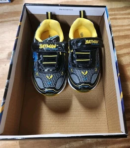 Scarpe sneakers DC Comics Batman bambino ragazzo illuminate taglia 6 nuove - Foto 1 di 4