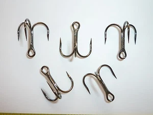 100 Eagle Claw Lazer "BARBLESS" Short-Shank 3X Treble Hooks - Size 4 - BLACK - Picture 1 of 4