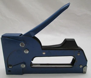 Pistola grapadora Arrow Fastener Company Inc modelo T-55 azul EE. UU. - Imagen 1 de 4