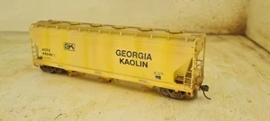 HO Intermountain 3 bay 4650 Cu Ft hopper Georgia Kaolin #ACFX 49240 weathered - Picture 1 of 4